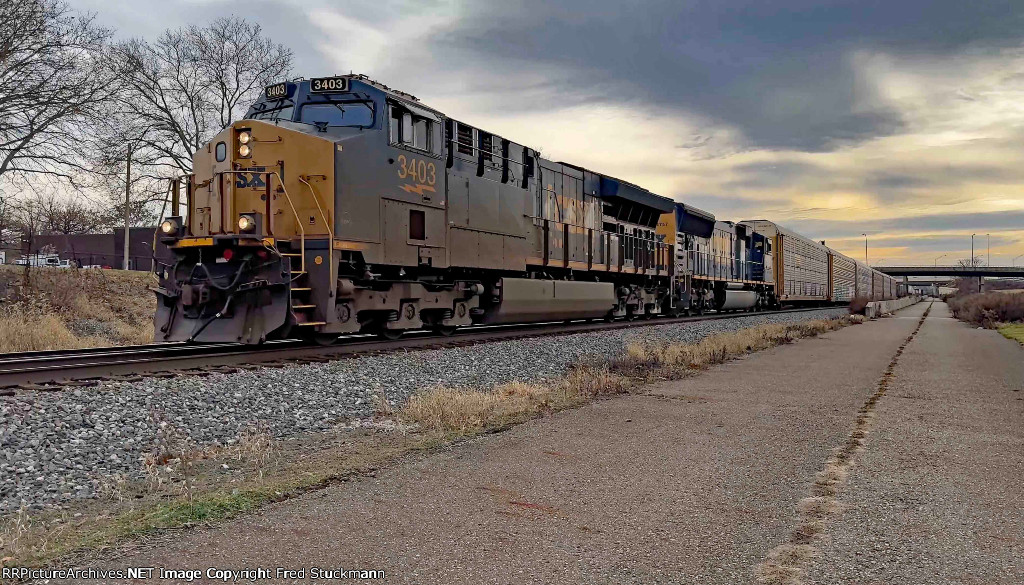 CSX 3403 leads I018.